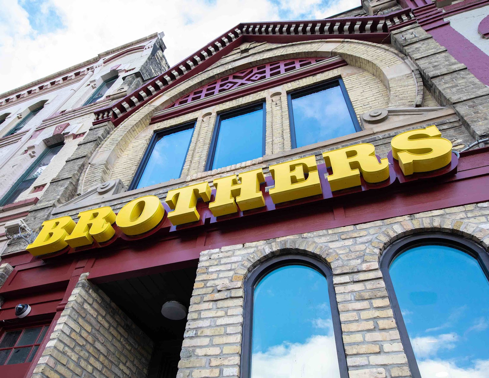 Brothers Bar & Grill, Milwaukee