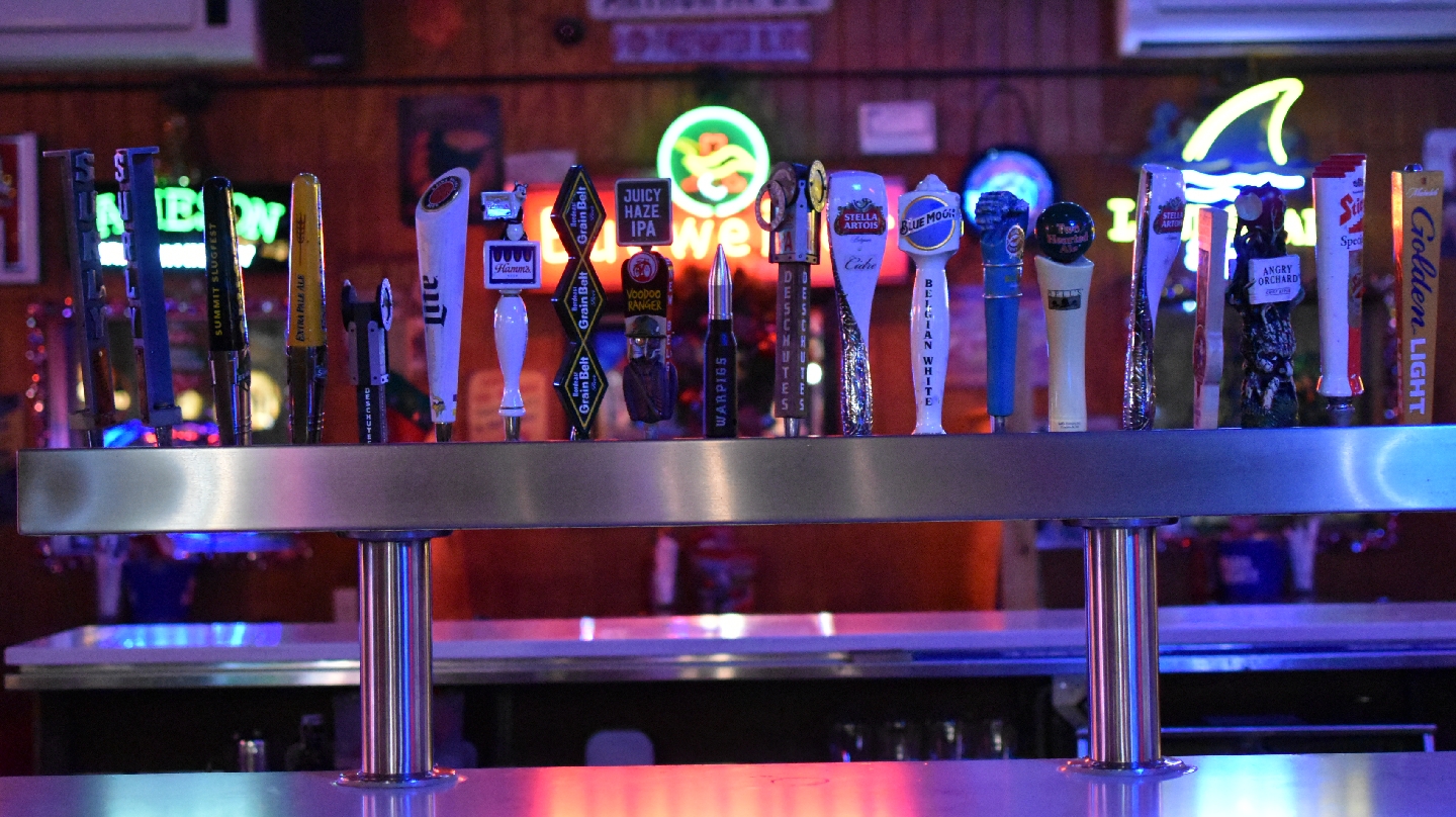 NE Moose Bar & Grill, Minneapolis