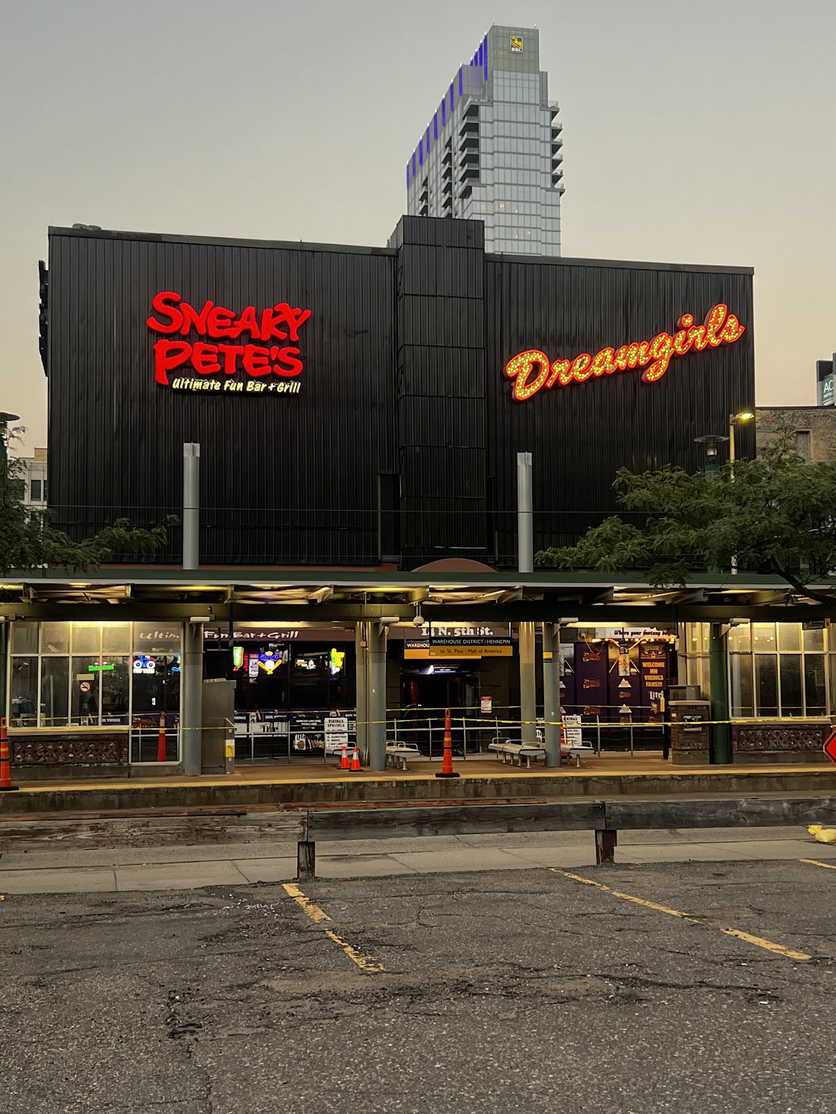 Sneaky Pete's, Minneapolis