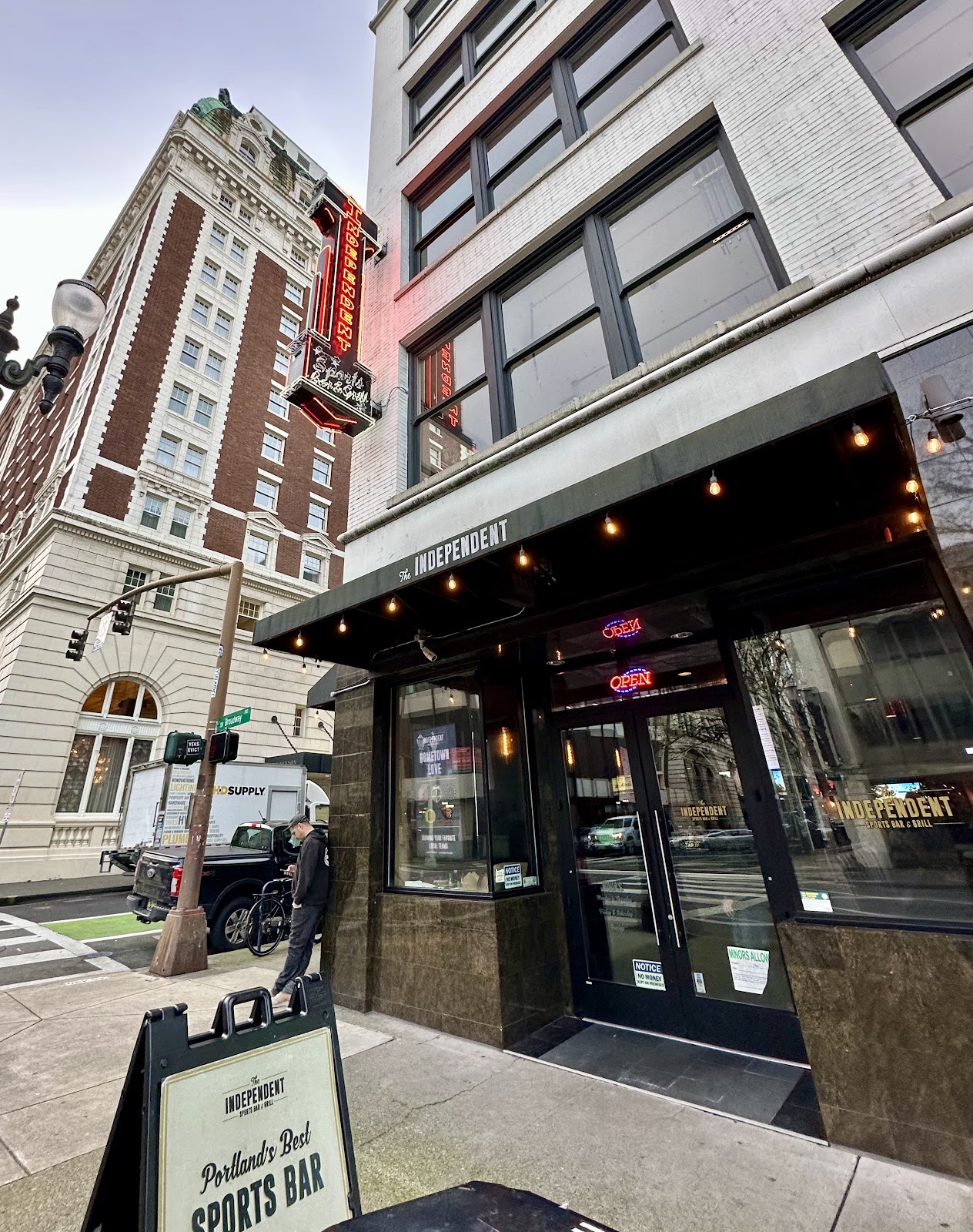 The Independent Sports Bar & Grill, Portland