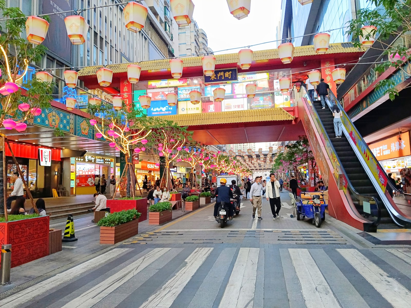 Dongmen Old Street food stalls — photo 1